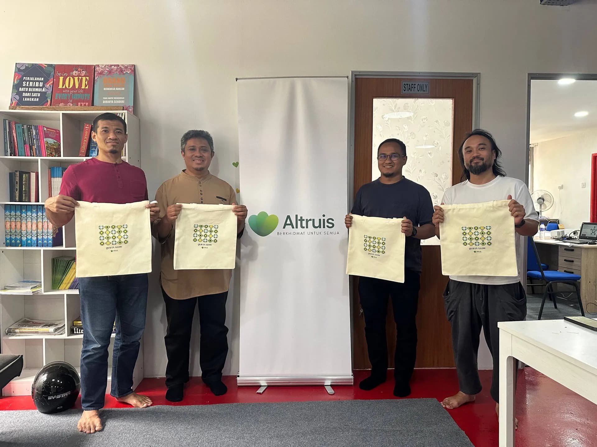 Sukarelawan Altruis memegang tote bag Altruis