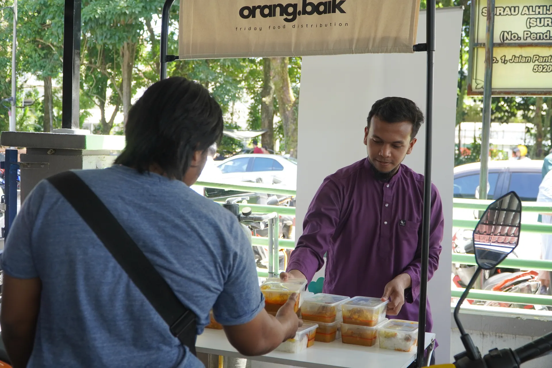 Agihan makanan Orang.Baik di luar masjid