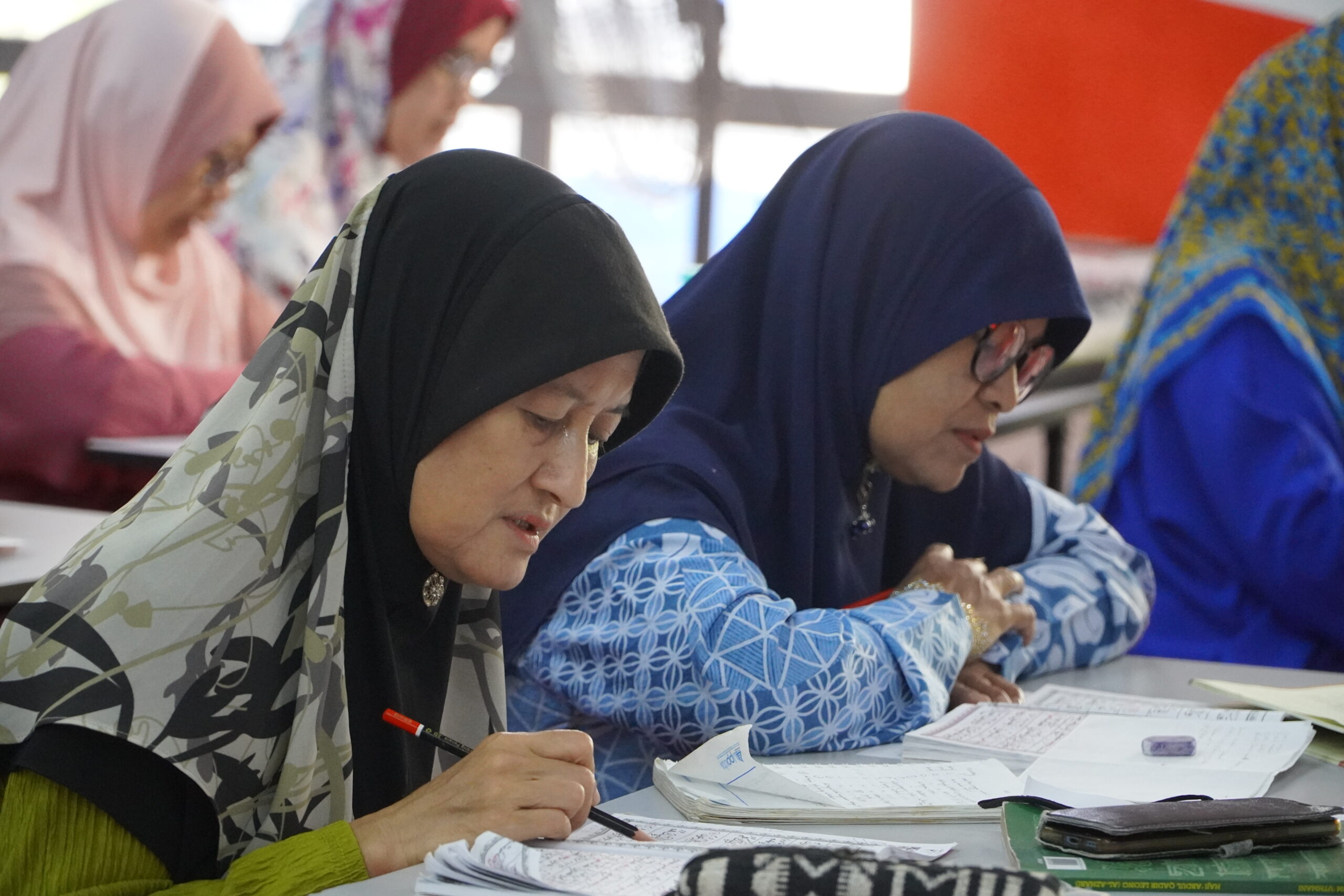 Aunties learning how to recite the Quran together