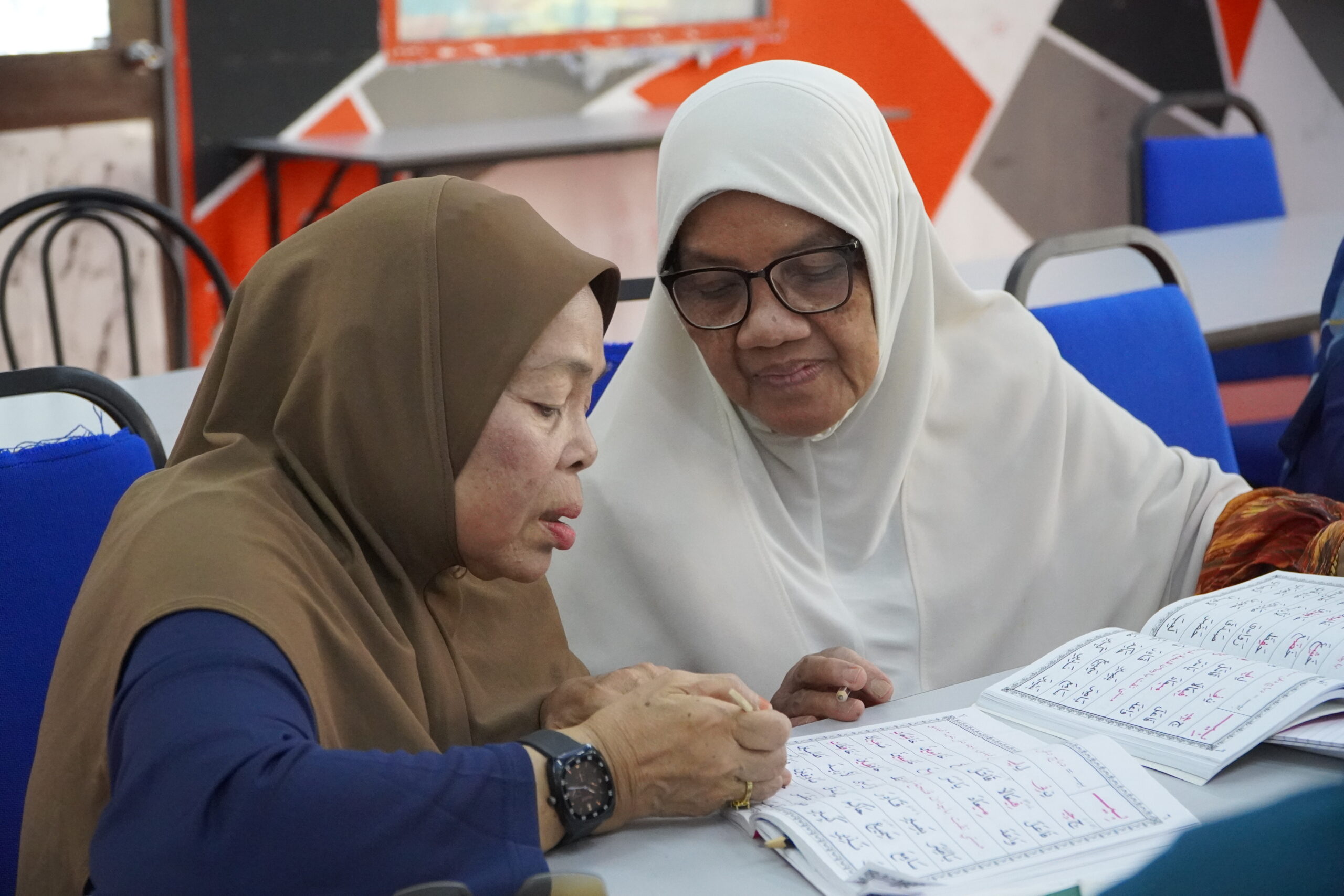 Aunties learning how to recite the Quran together